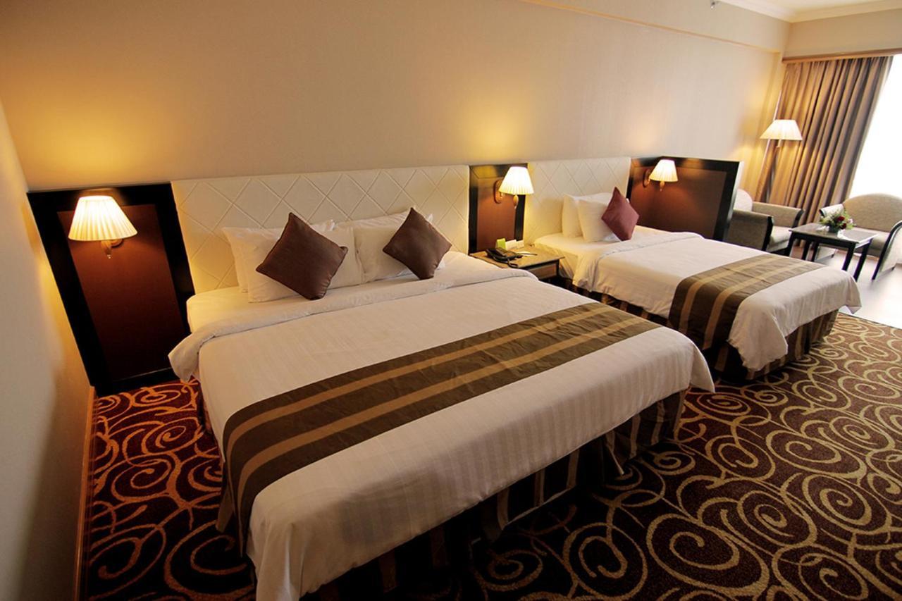 Mega Hotel Sdn Bhd Мири Екстериор снимка