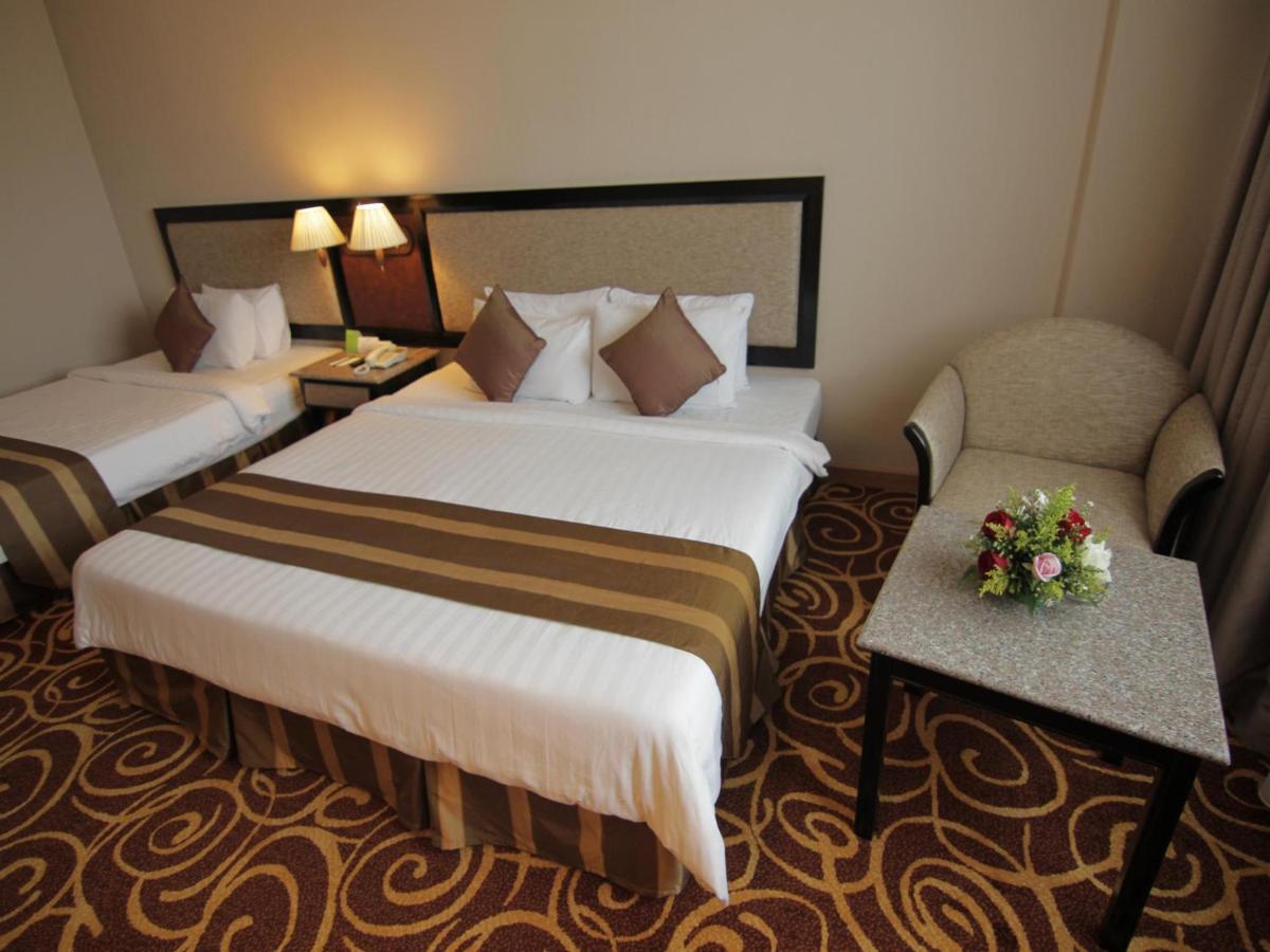 Mega Hotel Sdn Bhd Мири Екстериор снимка