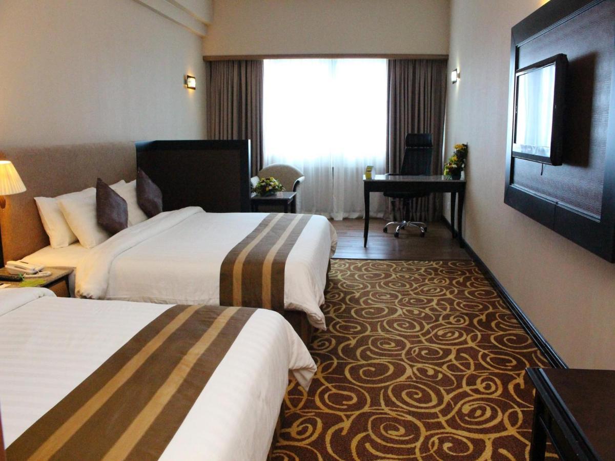 Mega Hotel Sdn Bhd Мири Екстериор снимка