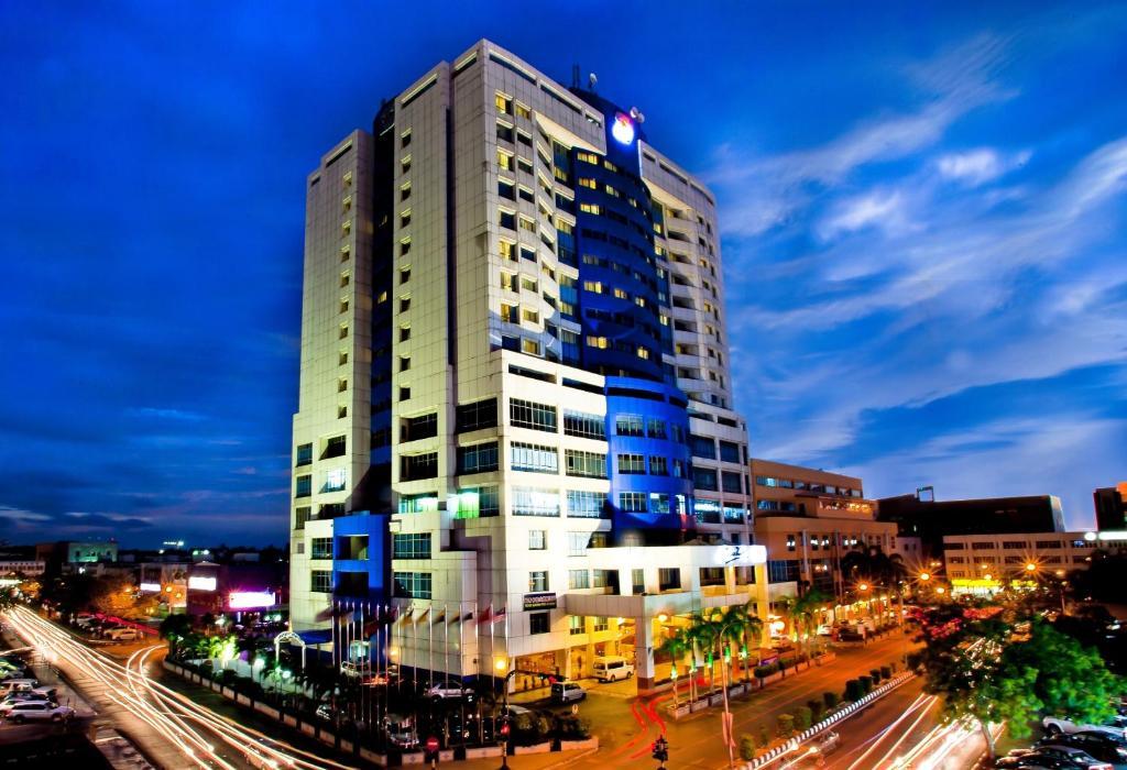 Mega Hotel Sdn Bhd Мири Екстериор снимка