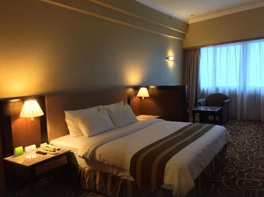 Mega Hotel Sdn Bhd Мири Екстериор снимка