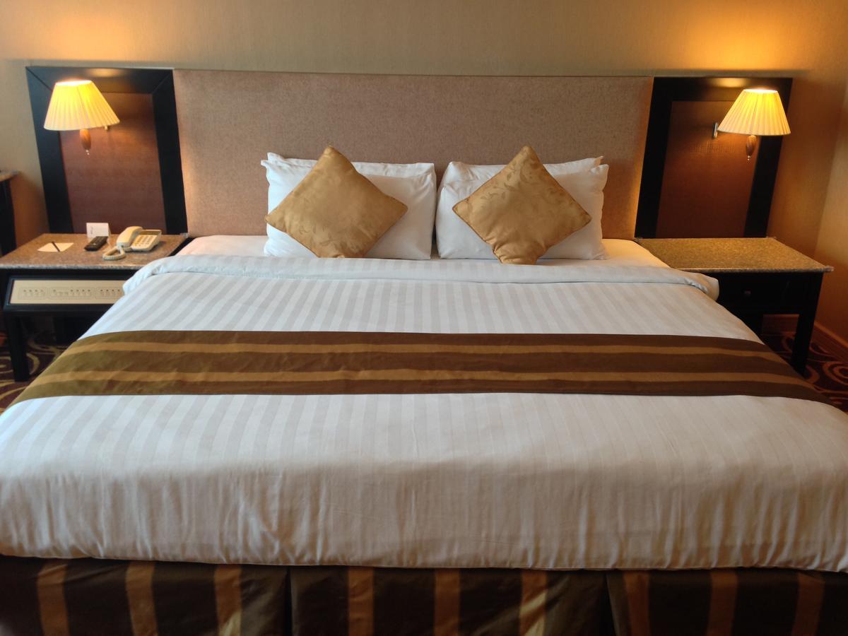 Mega Hotel Sdn Bhd Мири Екстериор снимка