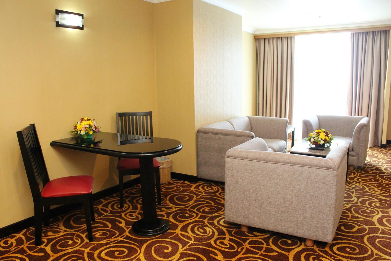 Mega Hotel Sdn Bhd Мири Екстериор снимка