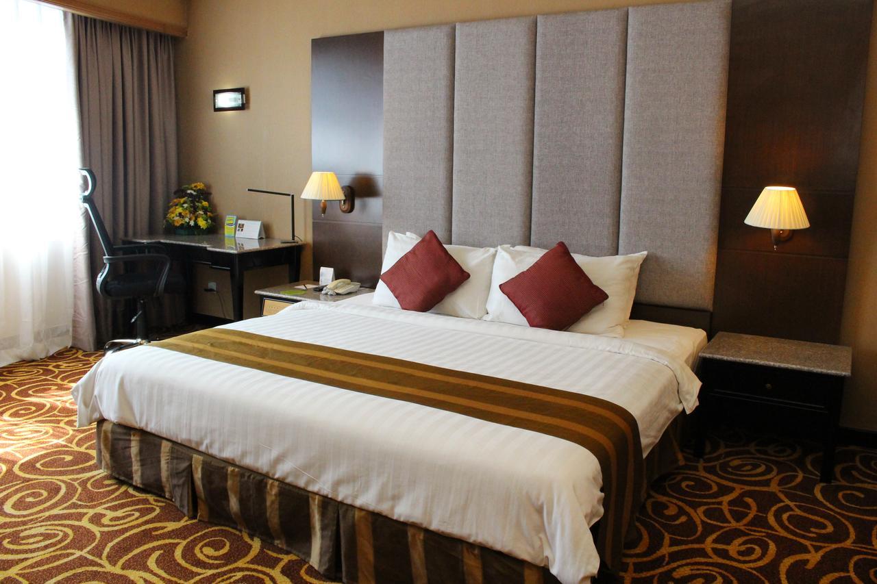Mega Hotel Sdn Bhd Мири Екстериор снимка