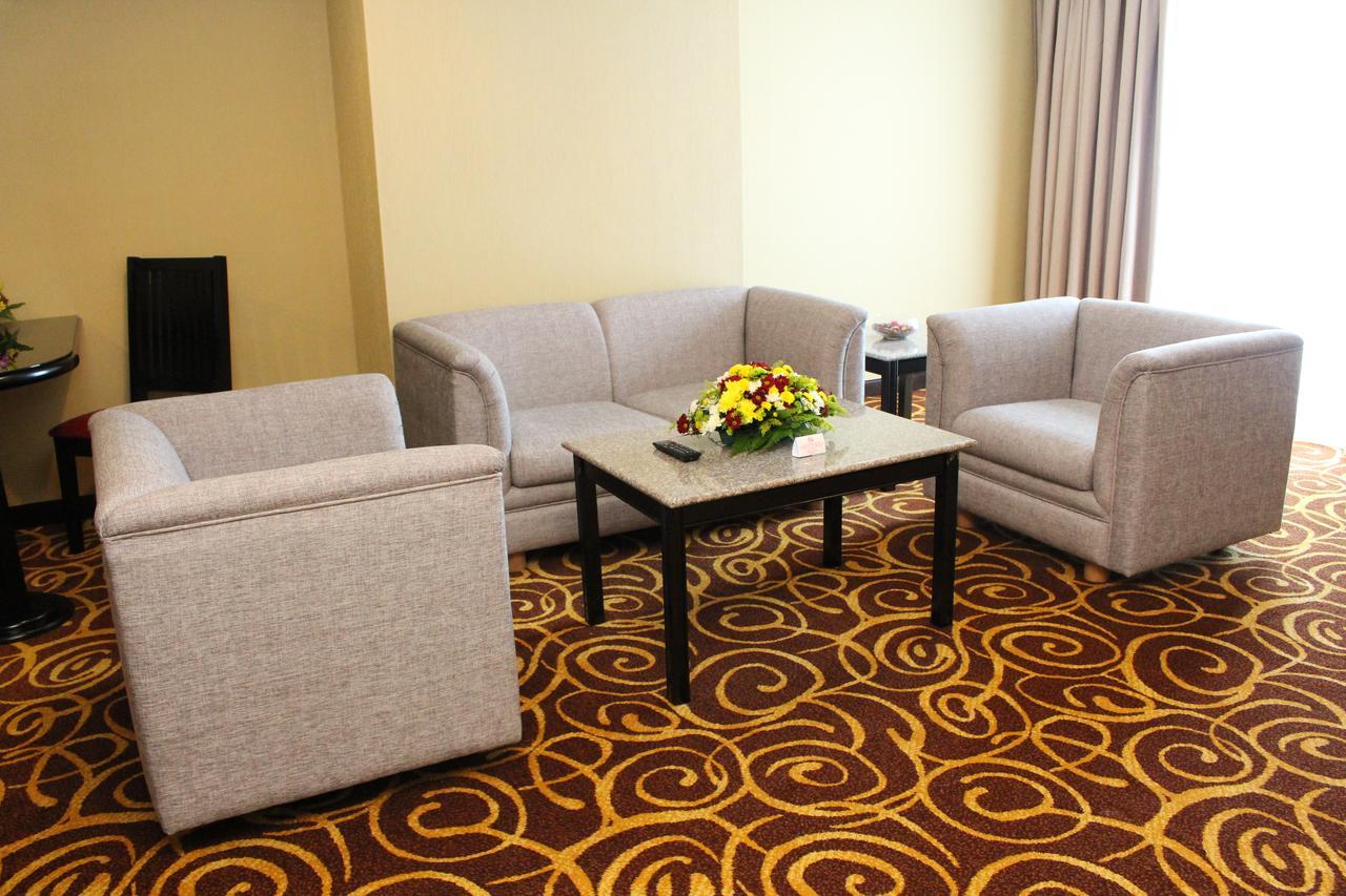 Mega Hotel Sdn Bhd Мири Екстериор снимка