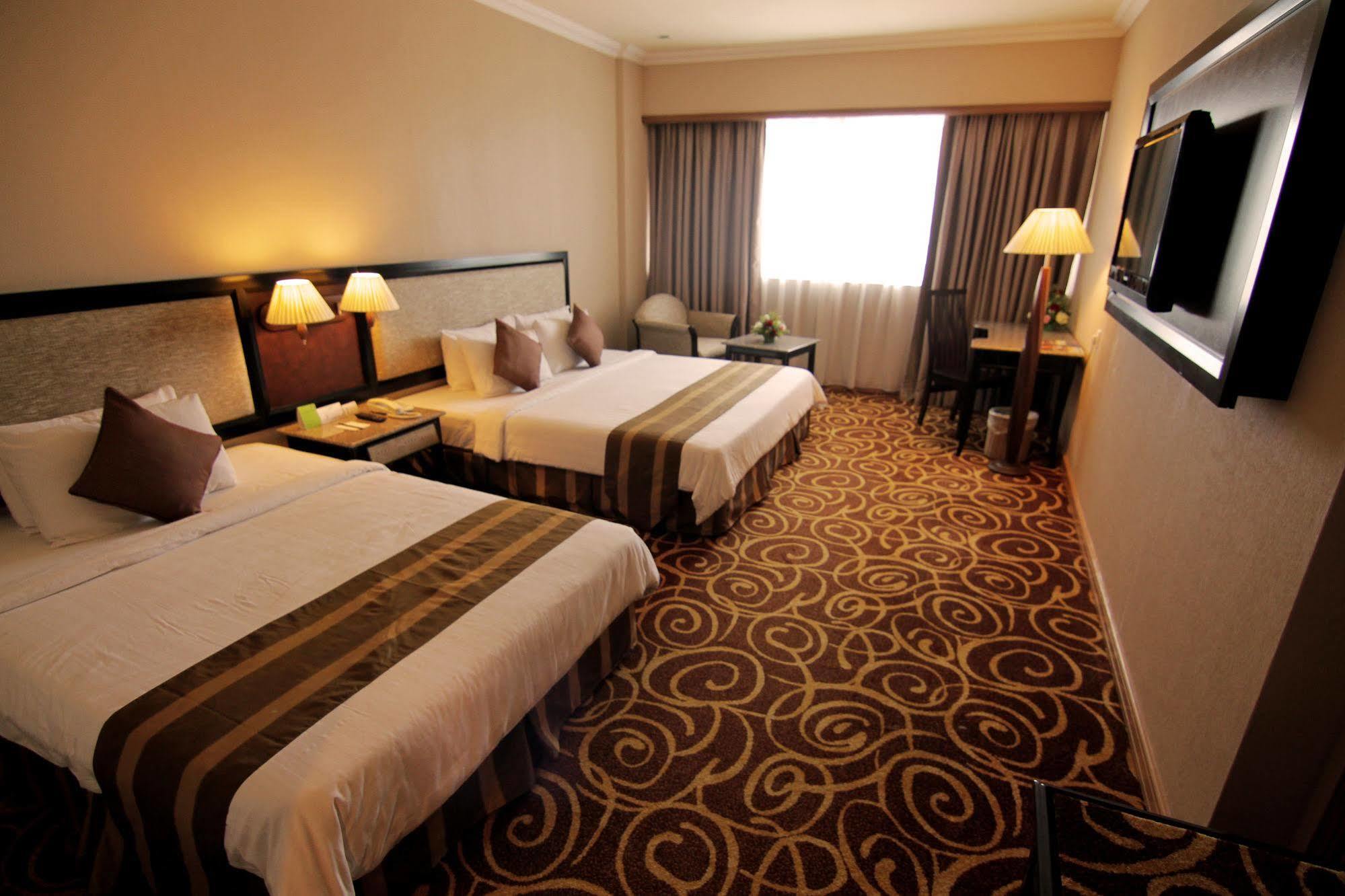 Mega Hotel Sdn Bhd Мири Екстериор снимка