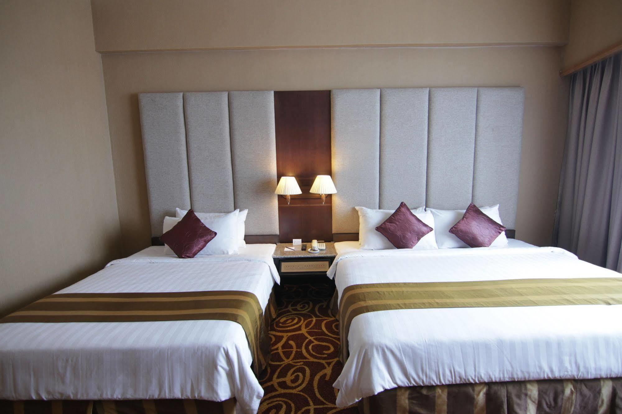 Mega Hotel Sdn Bhd Мири Екстериор снимка