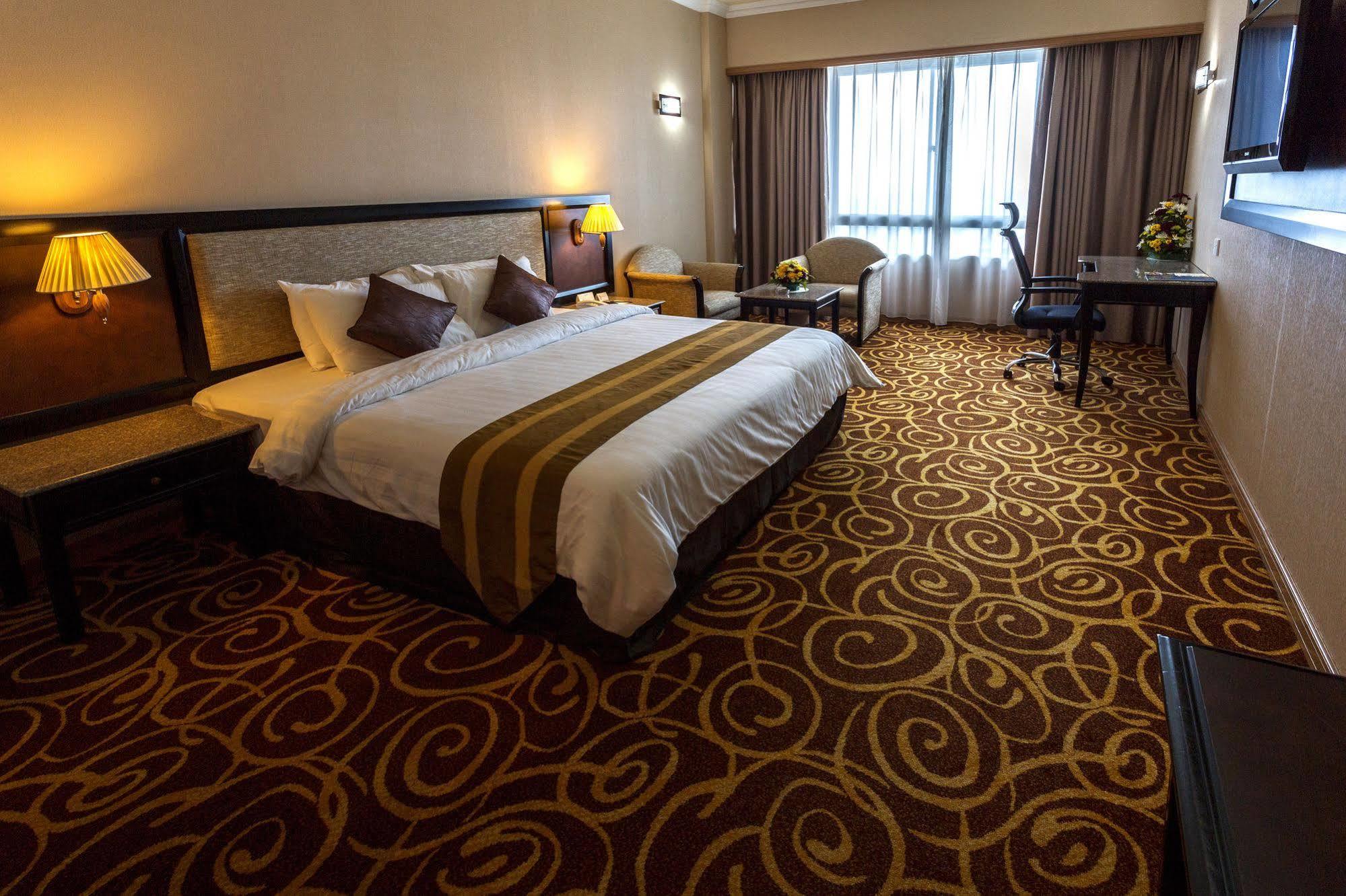 Mega Hotel Sdn Bhd Мири Екстериор снимка