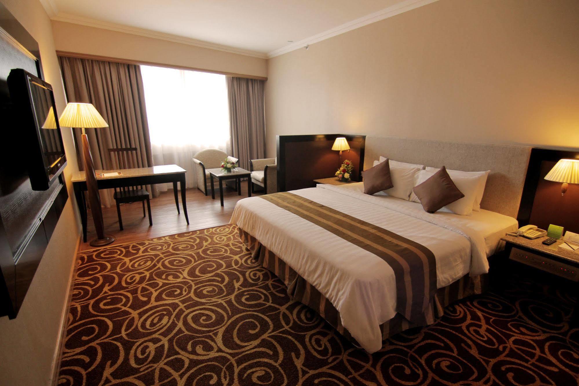 Mega Hotel Sdn Bhd Мири Екстериор снимка