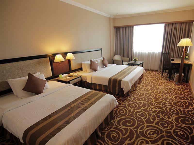 Mega Hotel Sdn Bhd Мири Екстериор снимка