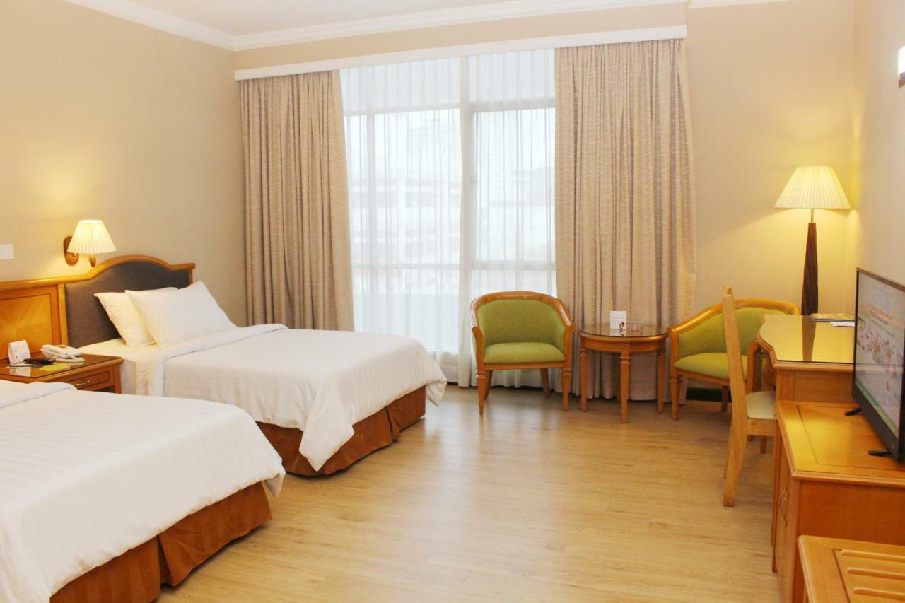 Mega Hotel Sdn Bhd Мири Екстериор снимка