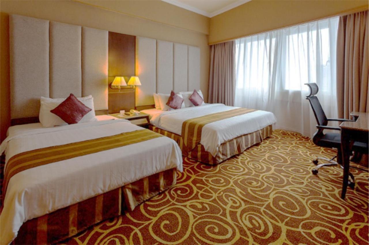 Mega Hotel Sdn Bhd Мири Екстериор снимка